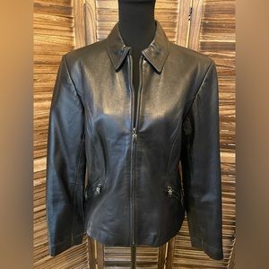 Black leather jacket. Pit to pit 20 inches 🪡🧵